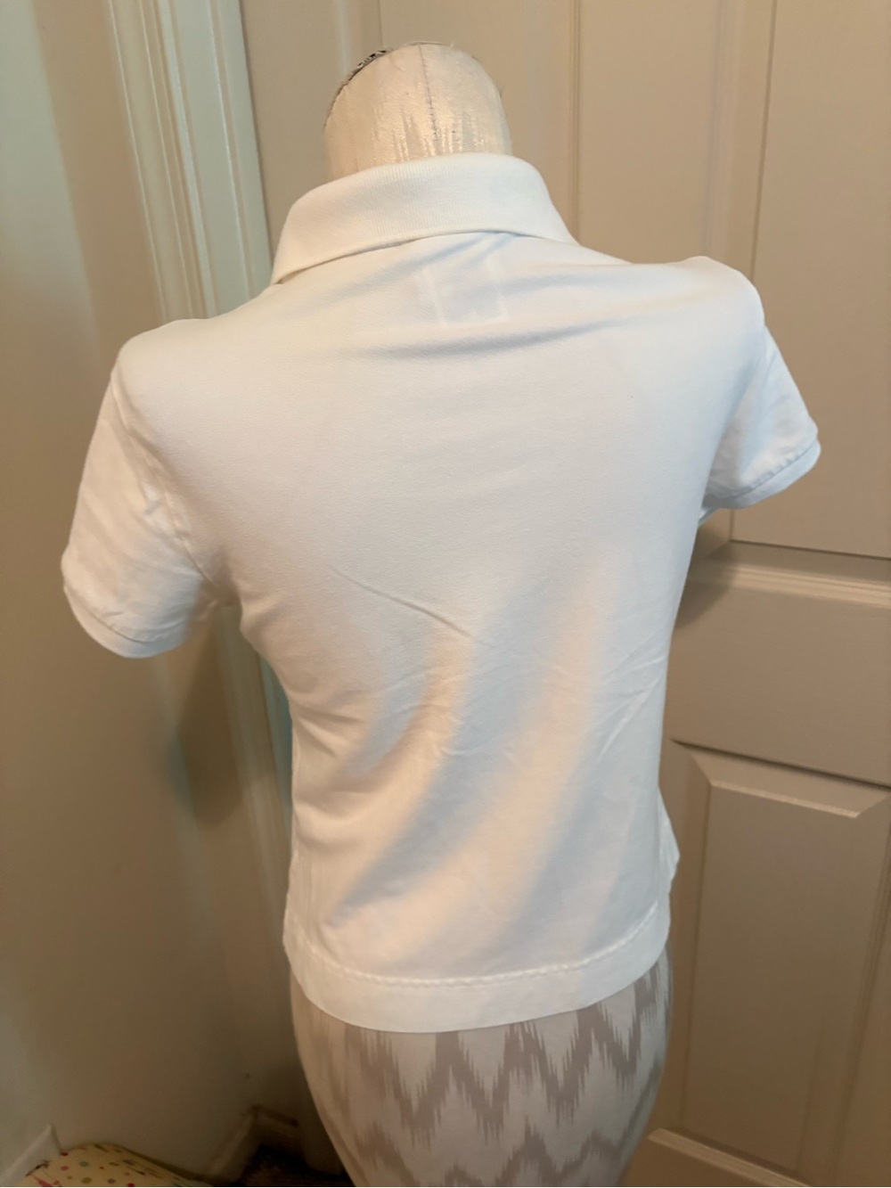 Disney women’s White Polo Shirt with Green Crest - size Small - Picture 9 of 13